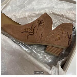 Kenneth Cole Reaction Side Gig tan embroidered leather ankle boots